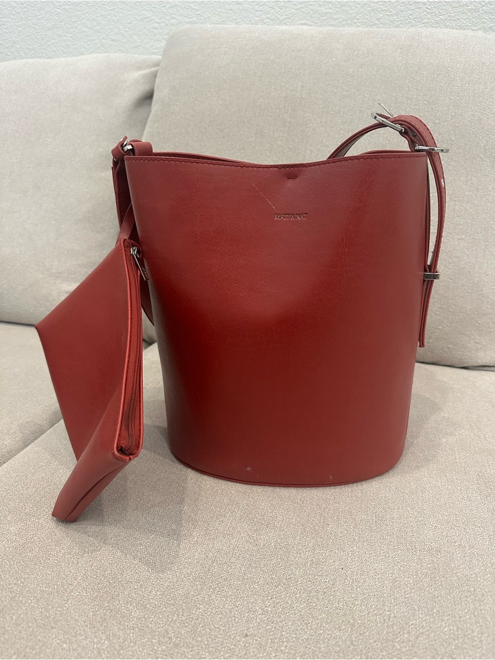 Matt & Nat AZUR Vegan Bucket Bag Vintage Red